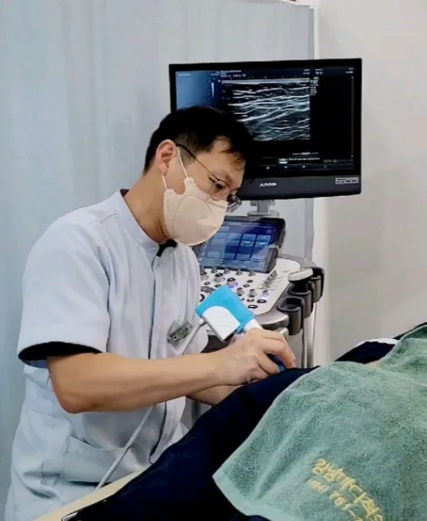 김희영 대표원장이 초음파로 환자의 상태를 살펴보는 모습
